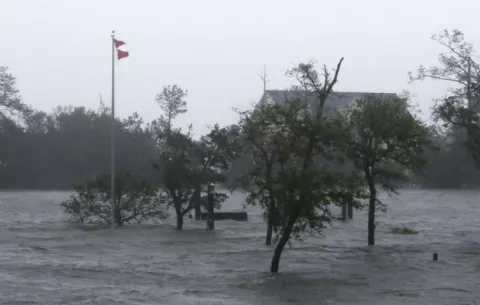 Florence causa inundaciones por llegada a los Estados Unidos como huracán de categoría 1