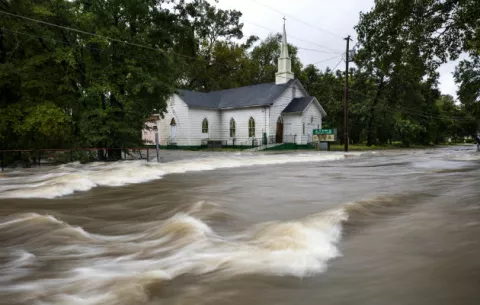 Trump declara estado de emergencia por Florence que causa 17 muertos