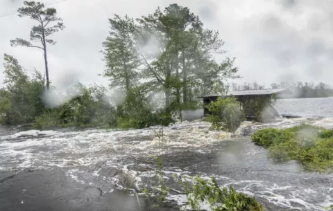 Aumentan a 13 los muertos por Florence, que se degrada a depresión tropical