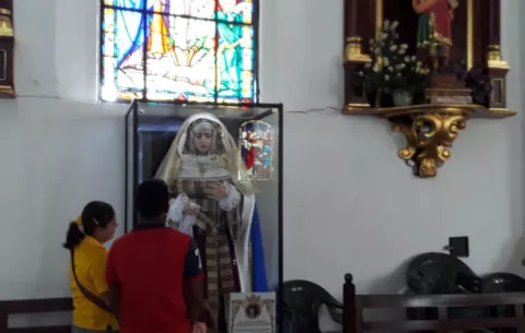 Chitreanos  se acercan a ver las lágrimas de la virgen de Nuestra Señora de la Soledad 