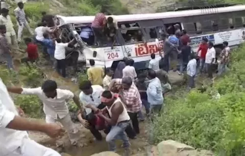 Más de 50 muertos y 35 heridos tras caer autobús en un barranco en la India