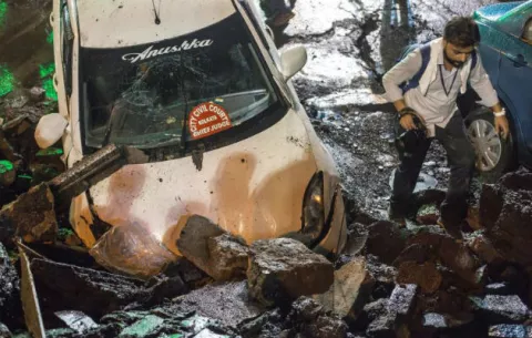 Un muerto y 30 heridos deja derrumbe de un puente en la India 