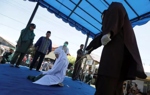 Una pareja indonesia recibe 24 azotes en Aceh por verse a solas sin estar casados