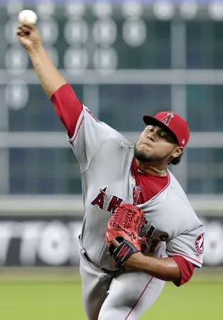 Jaime Barría se inclinó por la recta para vencer a los Astros