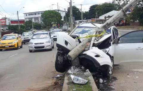 Conductor colisiona contra poste eléctrico en La Chorrera