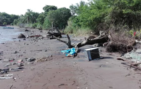 Mareas altas afectan cinco casas en Puerto Caimito de La Chorrera