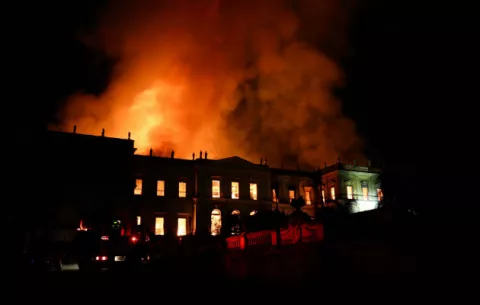 Llamas arrasan con el Museo Nacional de Río, el más antiguo de Brasil