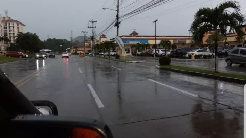 Fuertes lluvias causan inundaciones en diversos sectores de la ciudad capital