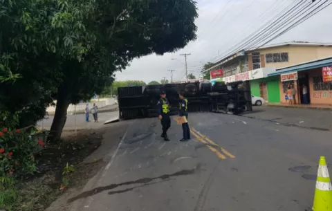 Dos heridos al volcarse camión cargado de harina en Los Santos
