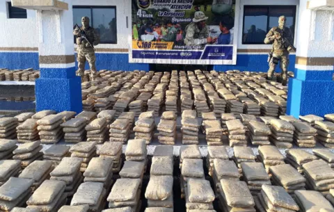 Decomisan 2 mil 786 paquetes de presunta droga a bordo de una lancha en Los Santos 