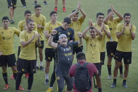 Maradona está enfermo y lo que hacen es prostitución, la dura descarga de un técnico mexicano
