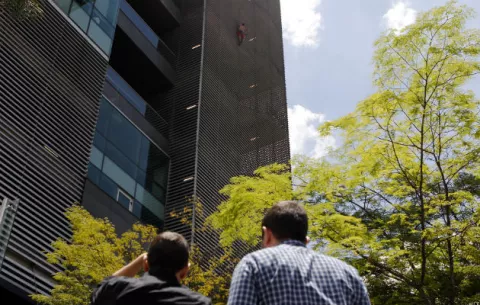 El "Spiderman ruso" es arrestado tras escalar un edificio en Medellín