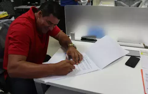 Primer grupo de arrendatarios firman contrato para mudanza a Merca Panamá