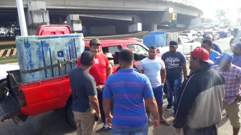 Vendedores protestan por cambios de horarios en el Mercado del Marisco