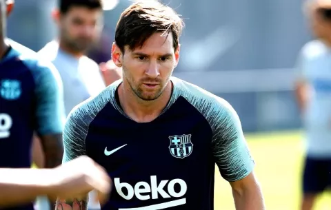 Leo Messi aparece con nuevo 'look' en entrenamiento del Barça