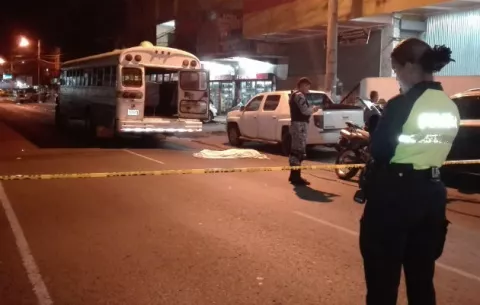 Hombre de 22 años pierde la vida al ser atropellado por un bus en La Chorrera