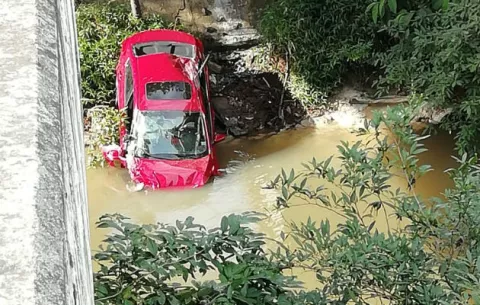 Conductor quedó en una quebrada en Hato Montaña