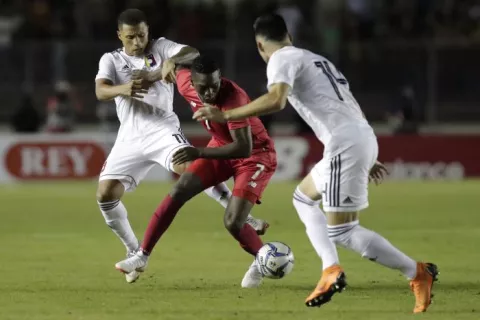 Salomón Rondón marcó la diferencia en el  Rommel Fernández
