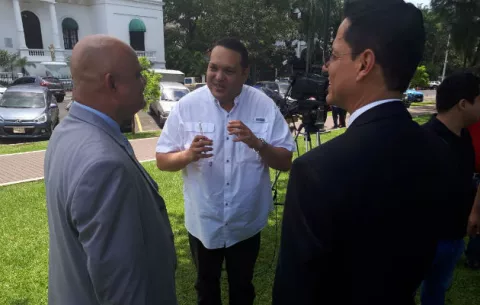 Periodistas se concentran en el Parque Porras en defensa de la libertad de expresión