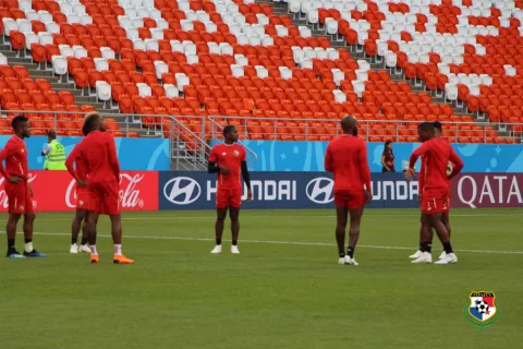 Legionarios comienzan a llegar para juego de fútbol ante Venezuela