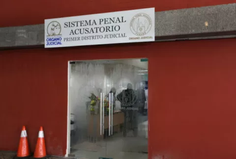 Profesor de inglés convencía a sus estudiantes de tomarse fotos para pornografía