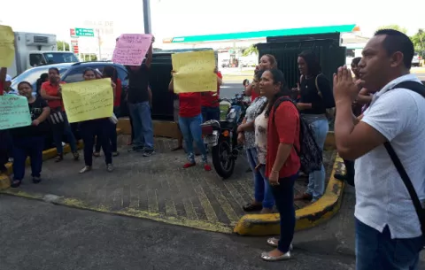 Trabajadores de Sky Chefs realizan piqueteo por 50 despidos