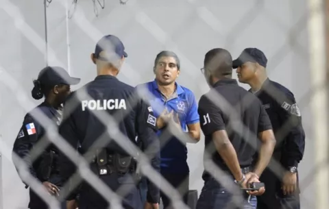 Juan Ramón Solís, sacado del estadio por personal de seguridad 