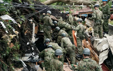 Suben a 18 los muertos por el terremoto en el norte de Japón