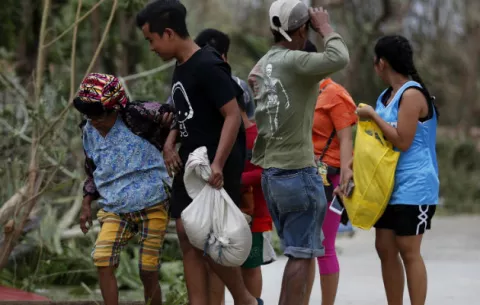 Tifón Mangkhut deja rastro de devastación en Filipinas y una decena de víctimas