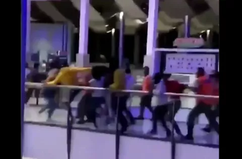 Jóvenes fomentan trifulca en estreno de película de terror en Cinépolis de Multiplaza