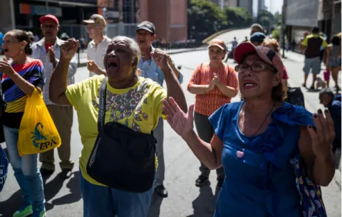 Jubilados venezolanos protestan exigiendo pago de sus pensiones en efectivo