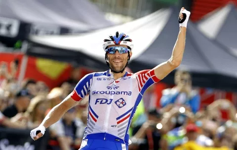 Pinot triunfa en la etapa 19  de la Vuelta, pero Yates no da tregua