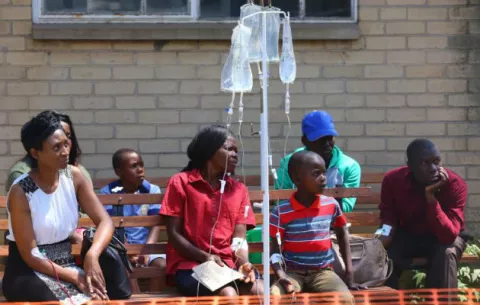 Zimbabue declara emergencia por cólera en su capital tras 20 muertos