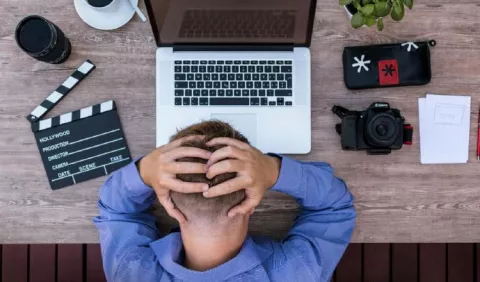 ¡Estrés laboral! Pida ayuda antes de que este acabe con usted