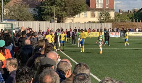 Cansados de ataques racistas jugadores abandonaron un partido de fútbol