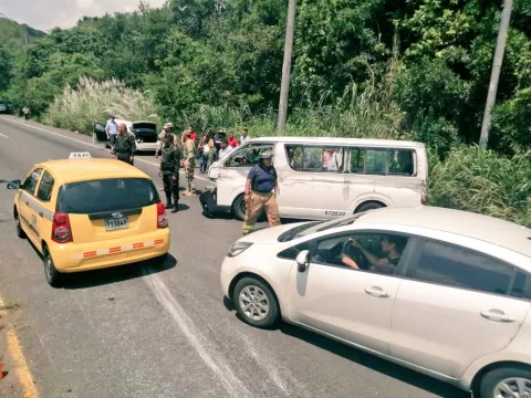 Accidente de trásito deja al menos diez personas heridas en vía hacia el Puente de las Américas