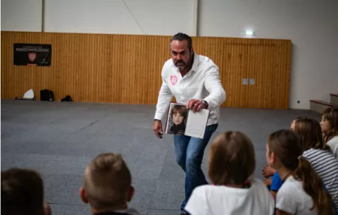 Estrella de TV batalla contra el bullying