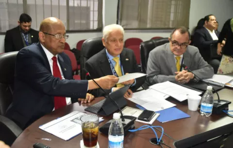 Comisión de Presupuesto aprueba en primer debate aumento del déficit fiscal