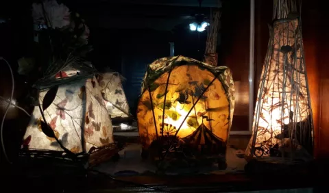 Instalaciones luminosas y más, en la galería Juan Manuel Cedeño, en Las Bóvedas