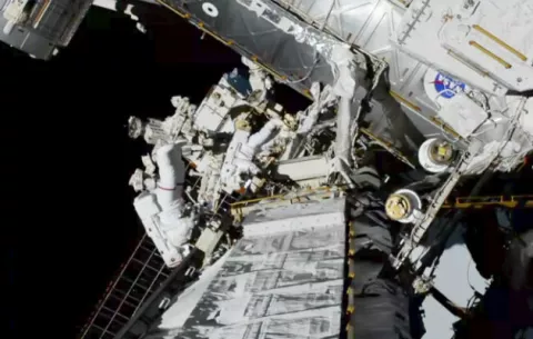 Dos astronautas hacen historia con un paseo espacial íntegramente femenino