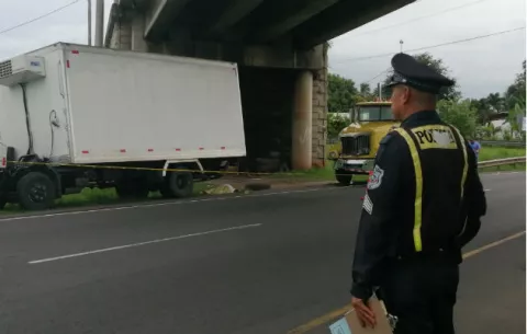 Camión impacta a otro cargado de verduras y muere uno de los ocupantes  