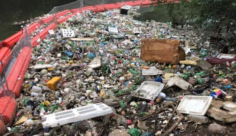 Botellas plásticas y envases desechables de foam, basura que más arrojan en la cuenca del río Matías Hernández