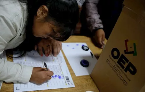 Los bolivianos comienzan a votar para elegir presidente y renovar su Parlamento