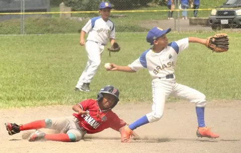 Panamá blanquea a Brasil y acaricia la final del Panamericano U10