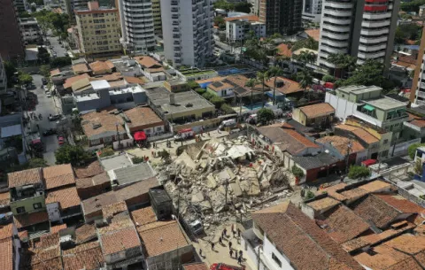 Confirman dos muertos y nueve desaparecidos en el derrumbe de un edificio en Brasil