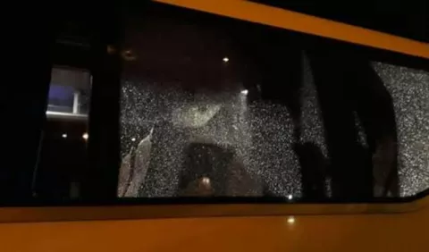 Le tiran piedra al bus del Costa del Este en Chiriquí; equipo y barra reaccionan