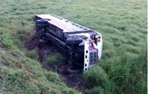 Autobús de la ruta La Valdeza-La Chorrera se sale de la vía y se vuelca 