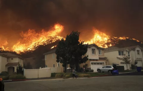 Ordenan evacuación de unas 40,000 personas en California por intensos fuegos 