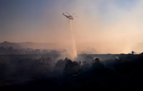 Las fuertes rachas de viento en el sur de California avivan nuevos incendios