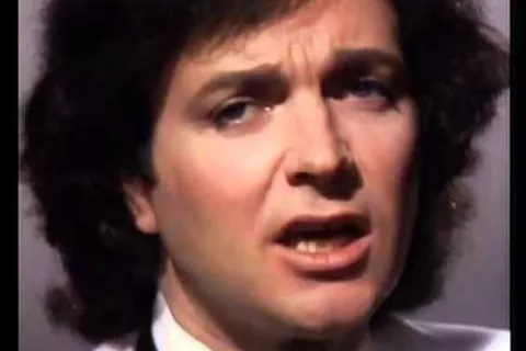 El famoso cantante Camilo Sesto aún no descansa en paz